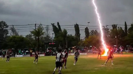 Un jugador de fútbol murió fulminado por un rayo